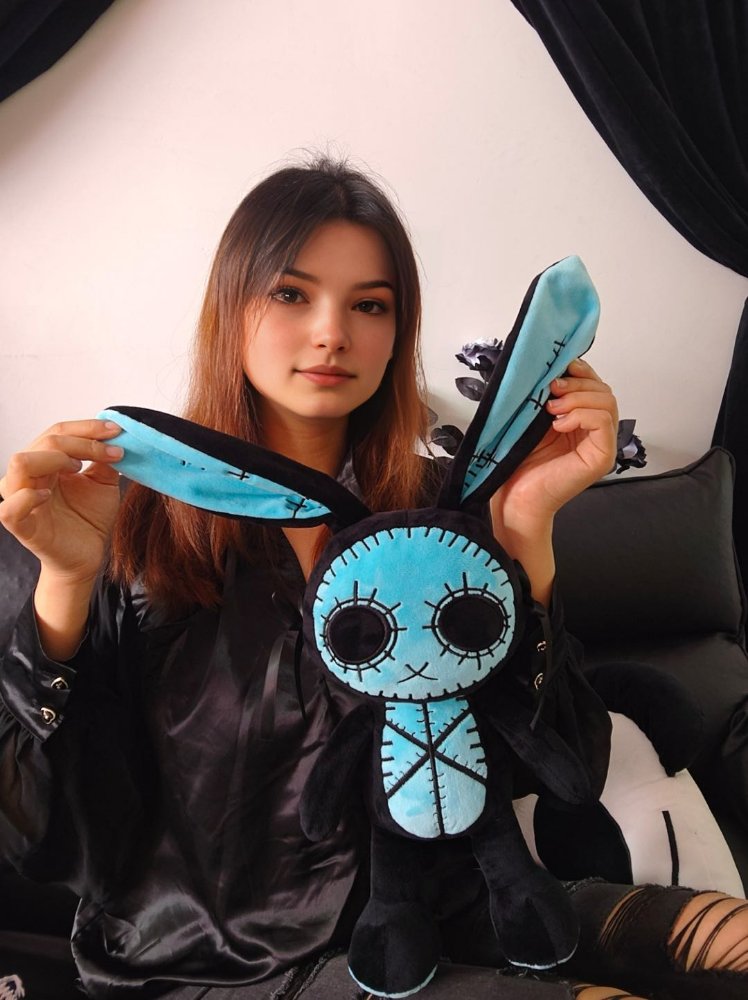 ゴス・ブードゥー・ブルーバニーぬいぐるみを抱く女の子