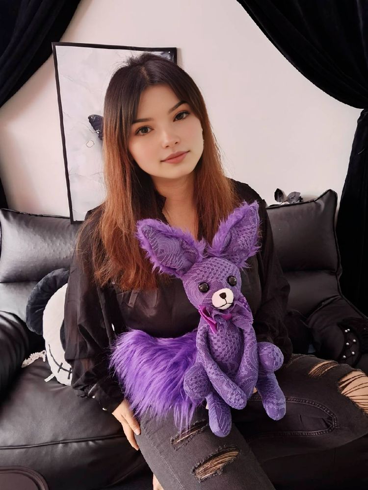 紫のレースゴススタイルのフェネックフォックスを抱える女の子