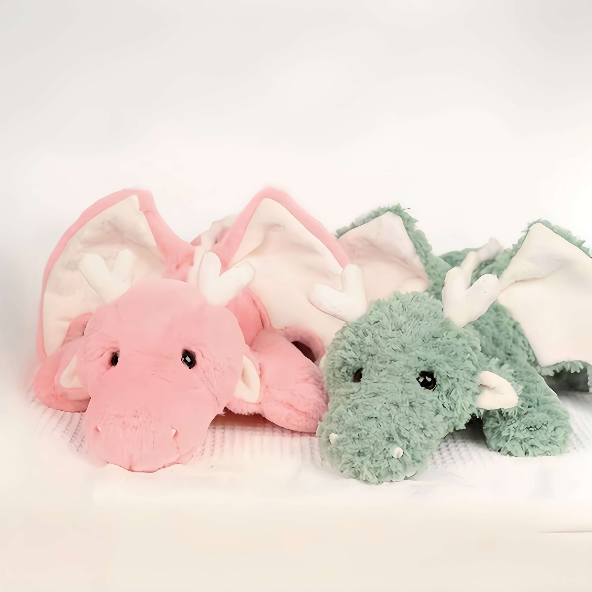 可愛いピンクのドラゴンのぬいぐるみ