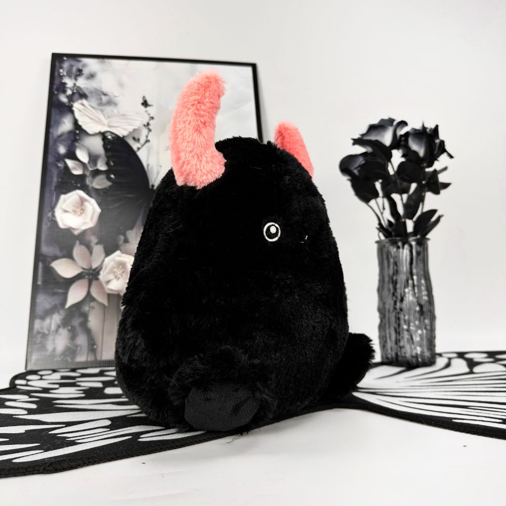 可愛いゴス系の小さい黒いイエティのぬいぐるみ