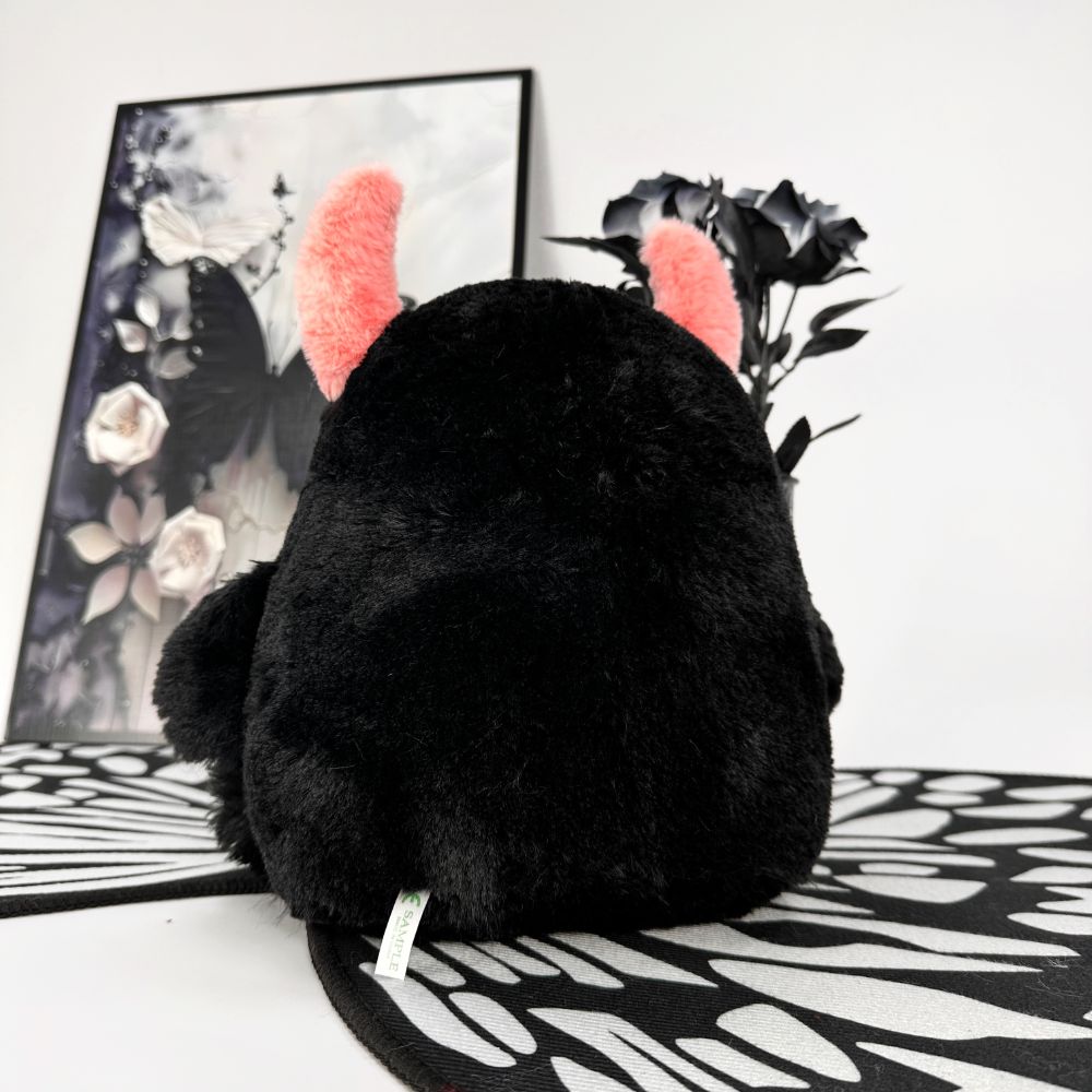 可愛いゴス系の小さい黒いイエティのぬいぐるみ