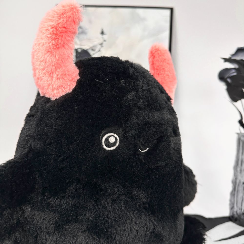 可愛いゴス系の小さい黒いイエティのぬいぐるみ