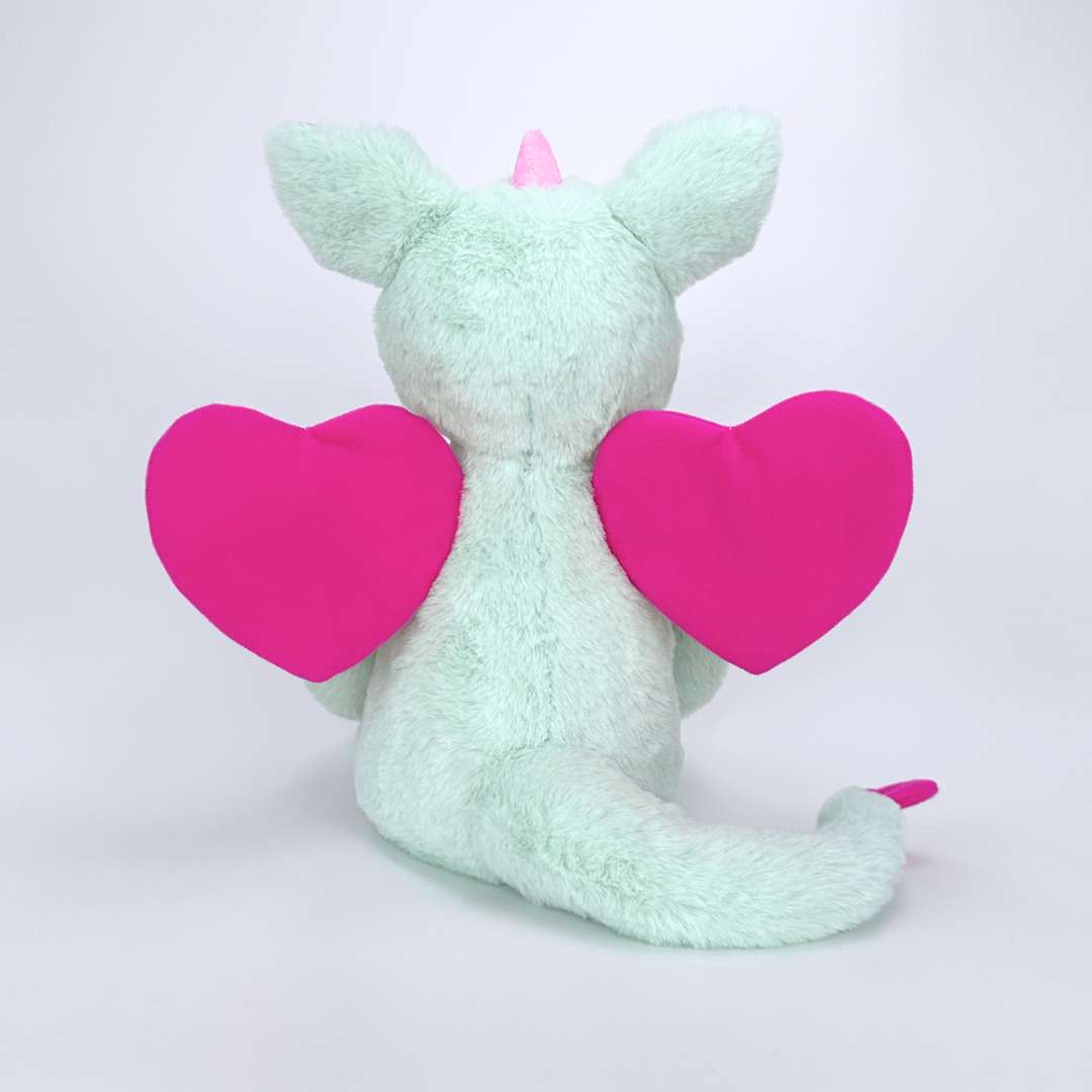 可愛いグリーンドラゴンぬいぐるみピンクのハートの羽付き