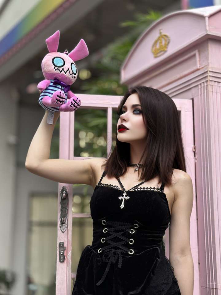 ゴス風の不気味なピンクウサギぬいぐるみ