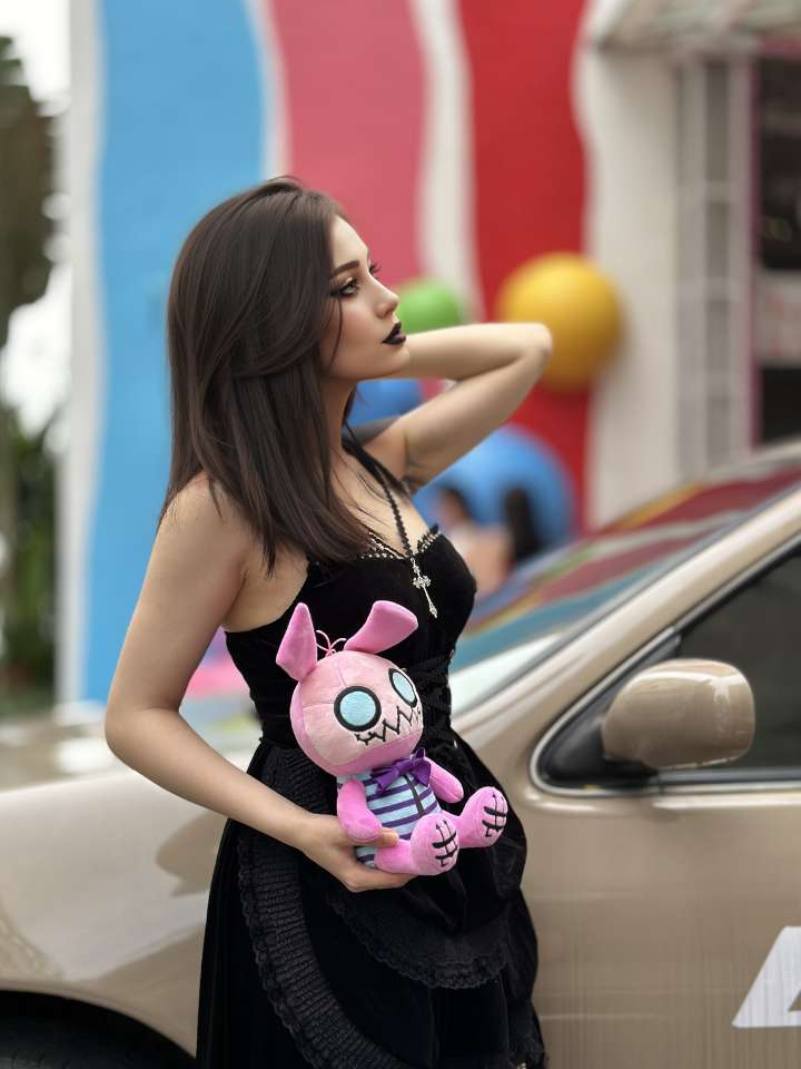 ゴス風の不気味なピンクウサギぬいぐるみ