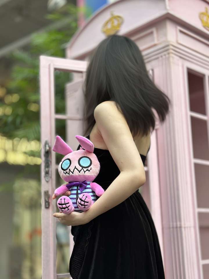 ゴス風の不気味なピンクウサギぬいぐるみ