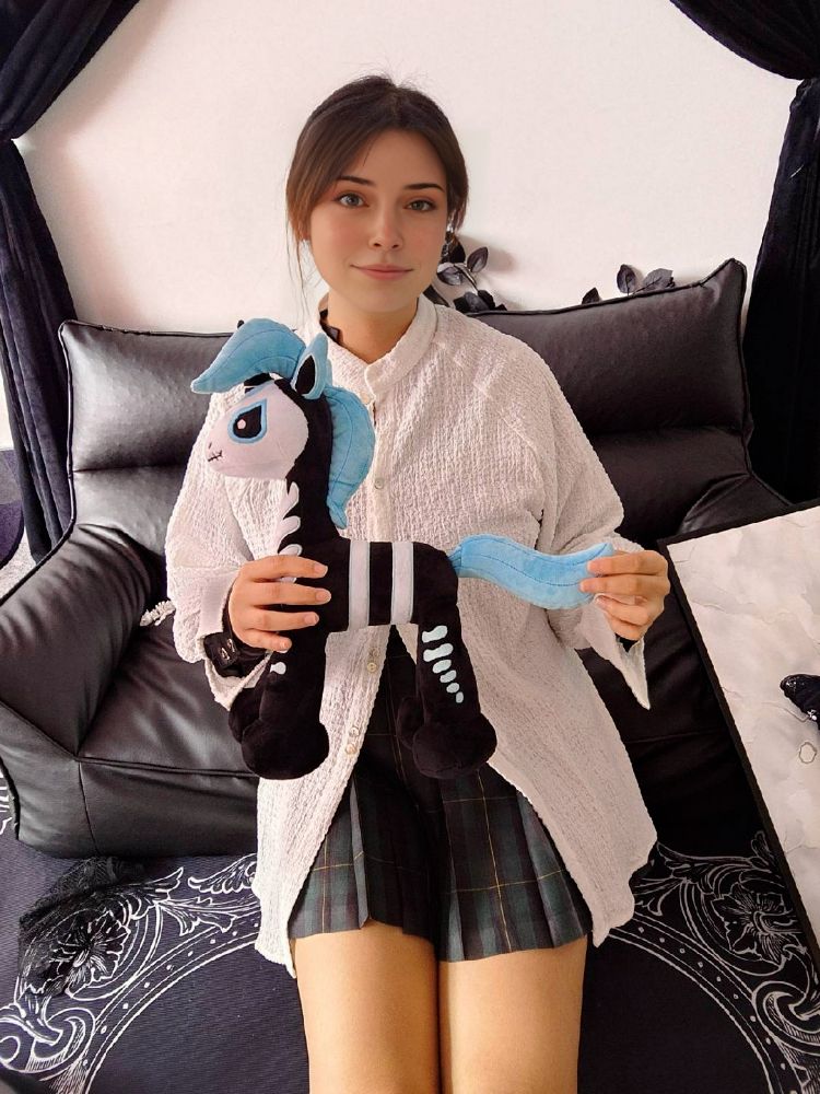 青いスケルトンユニコーンを抱える女の子