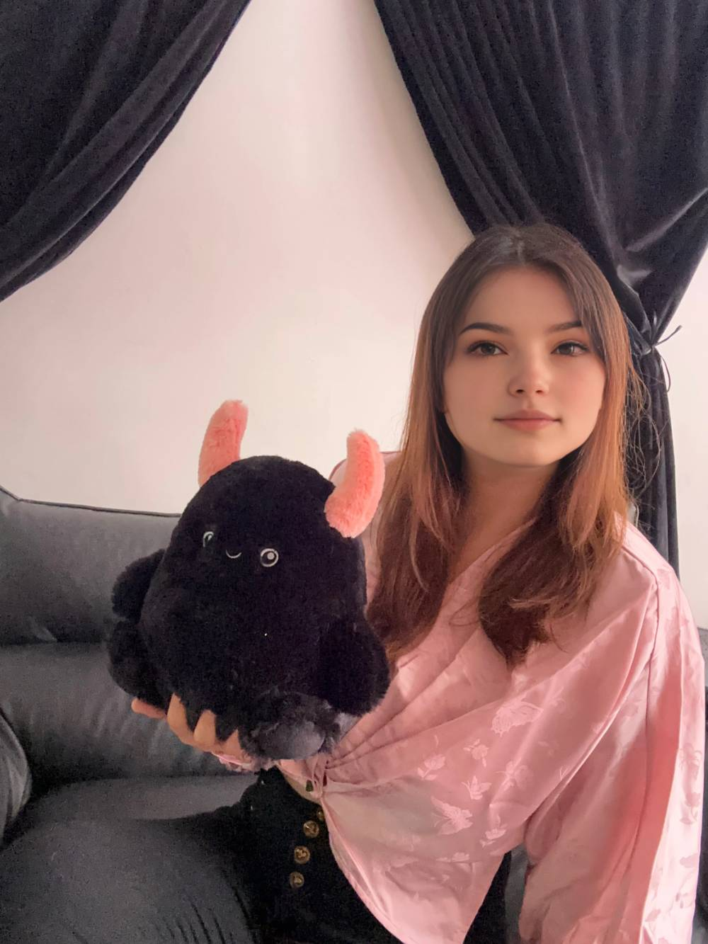 可愛いゴス系の小さい黒いイエティのぬいぐるみ