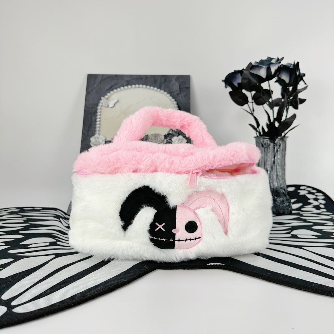 ゴシックピンクのプラッシュ化粧ポーチ