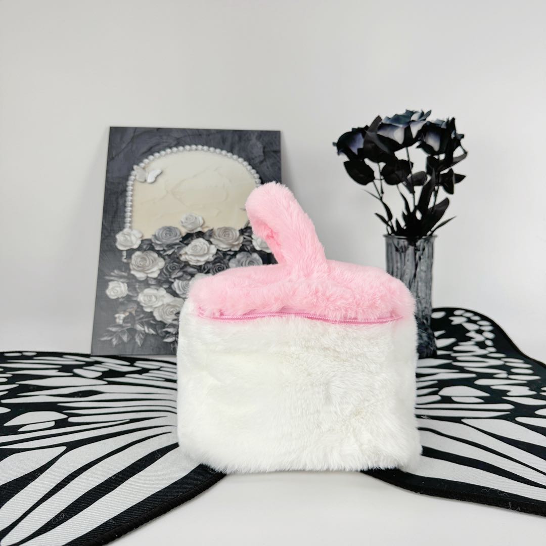 ゴシックピンクのプラッシュ化粧ポーチ