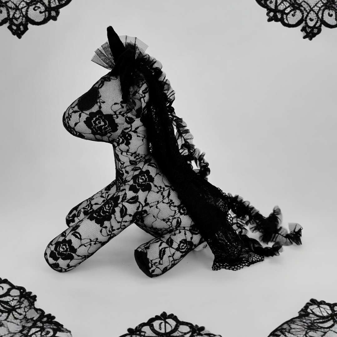 ゴスブラックレースユニコーンぬいぐるみ