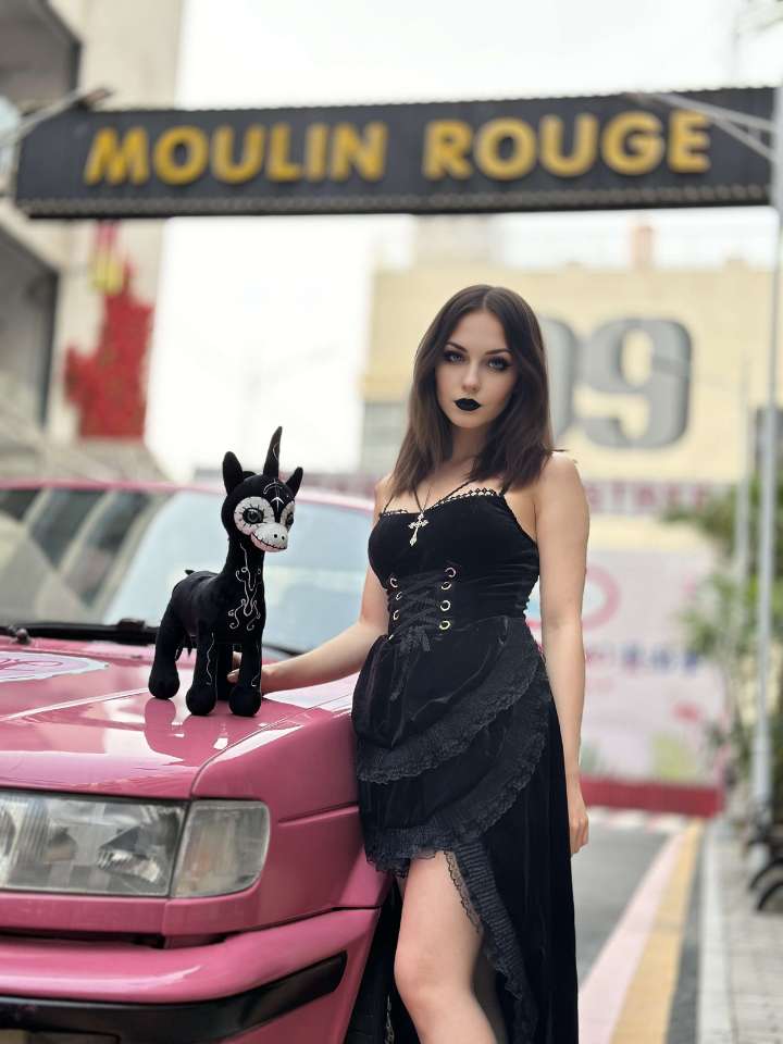 女の子がスケルトンユニコーンを抱きしめている