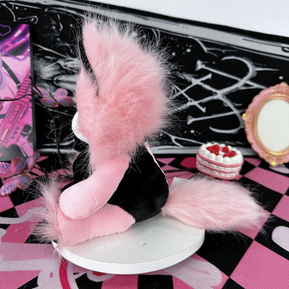 ゴス可愛いピンクのアライグマぬいぐるみ