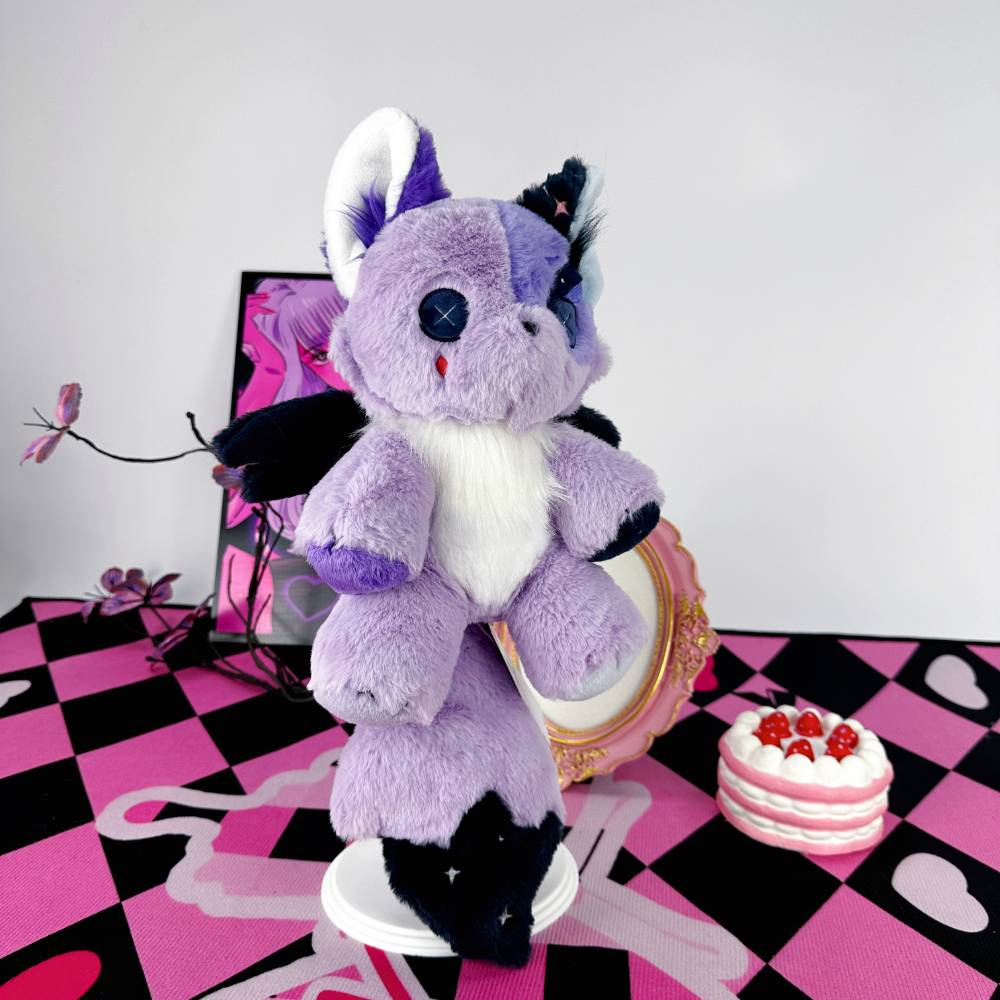 ゴス風の紫色の狐のぬいぐるみ