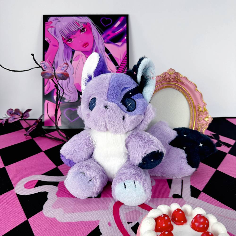 ゴス風の紫色の狐のぬいぐるみ