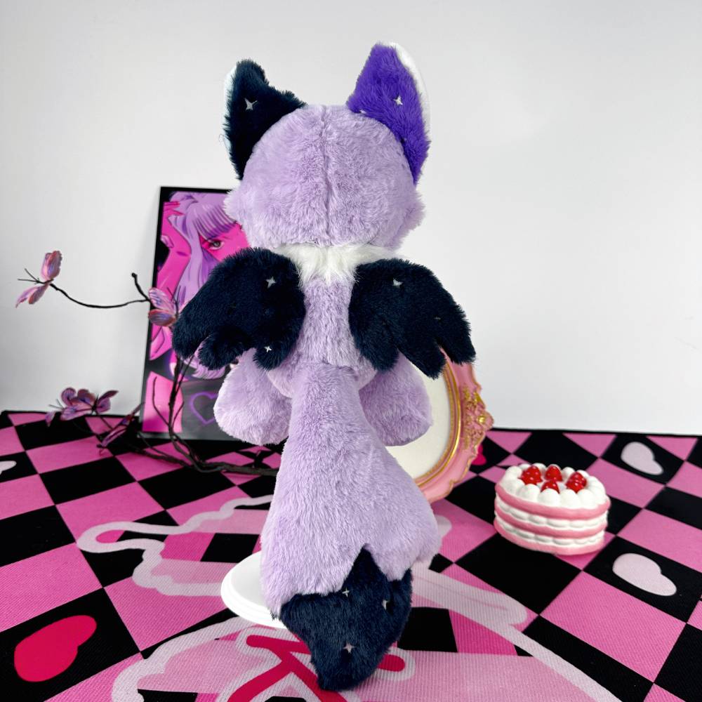 ゴス風の紫色の狐のぬいぐるみ