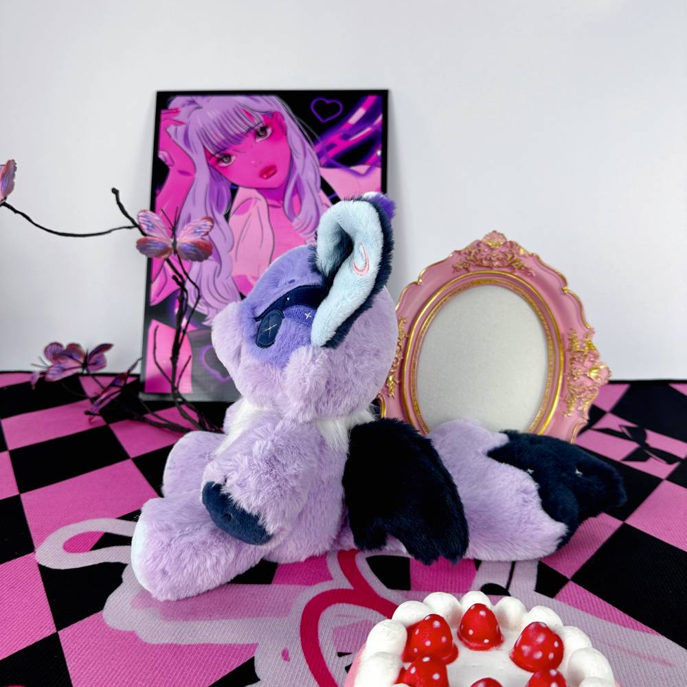 ゴス風の紫色の狐のぬいぐるみ