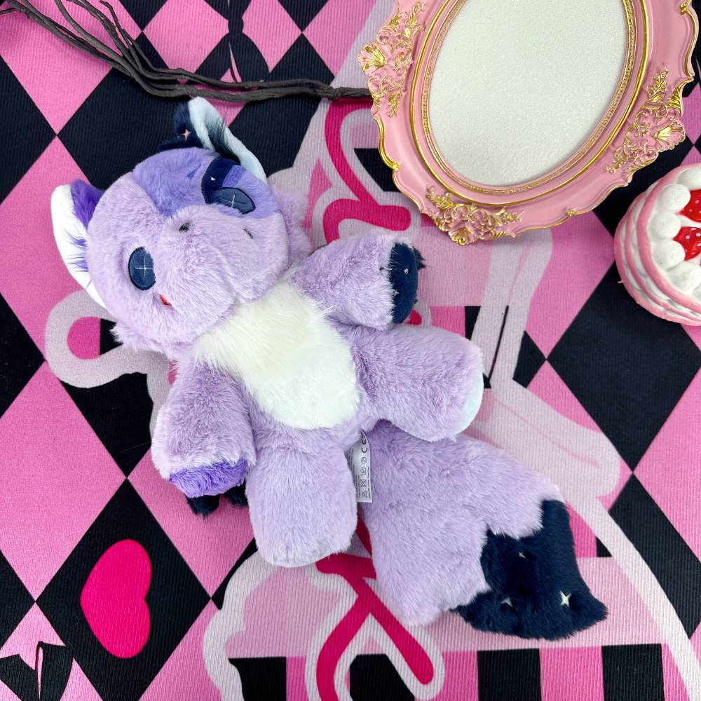 ゴス風の紫色の狐のぬいぐるみ