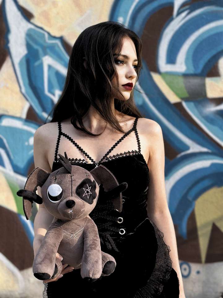 グレーパンクウサギぬいぐるみ(この女の子が持っている)