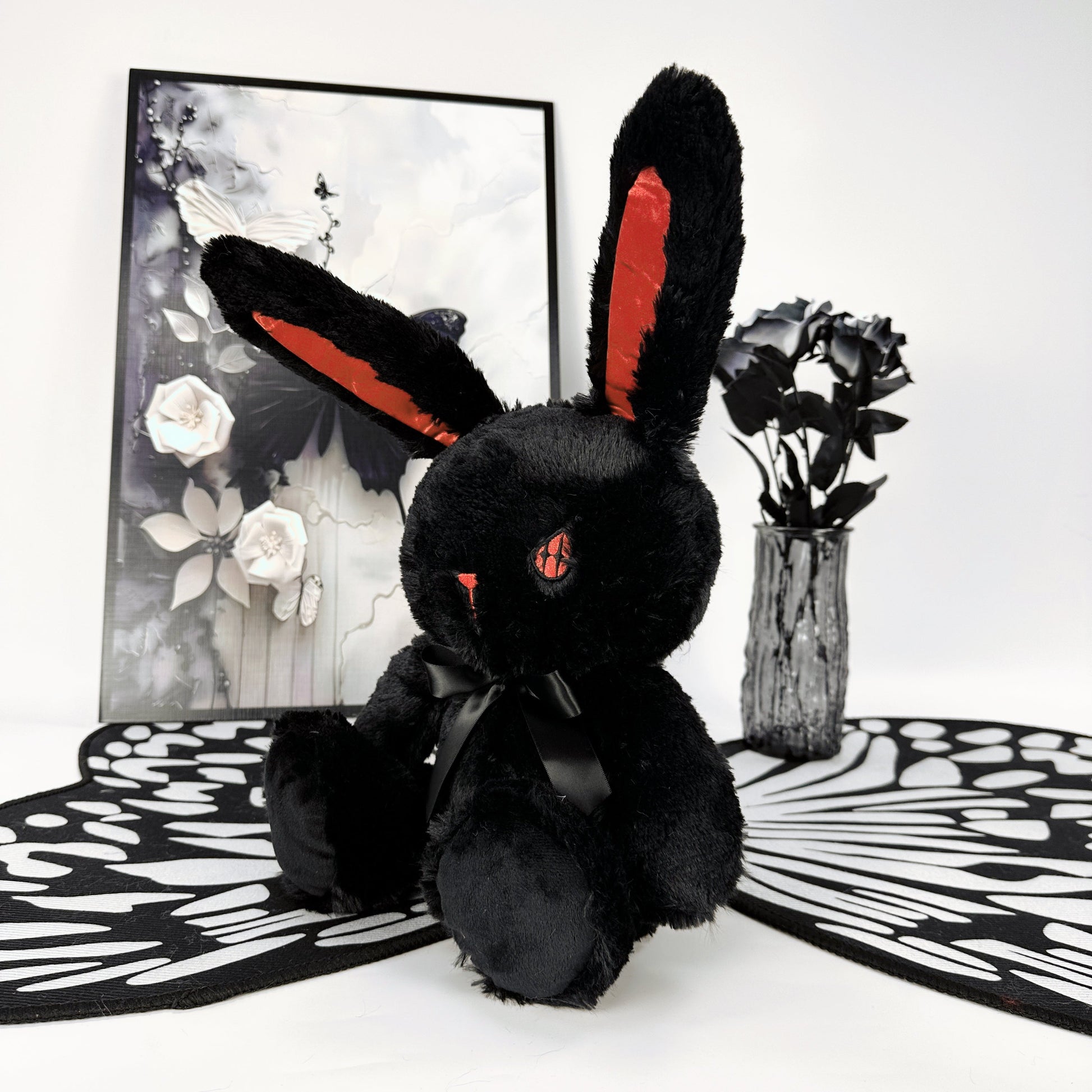ゴス風ブラックバニーぬいぐるみ悪魔の目付き