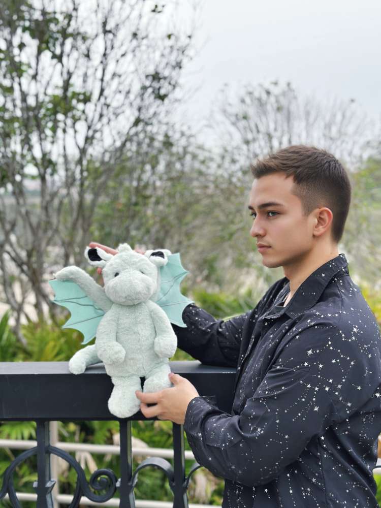 かわいい緑色のドラゴンぬいぐるみ