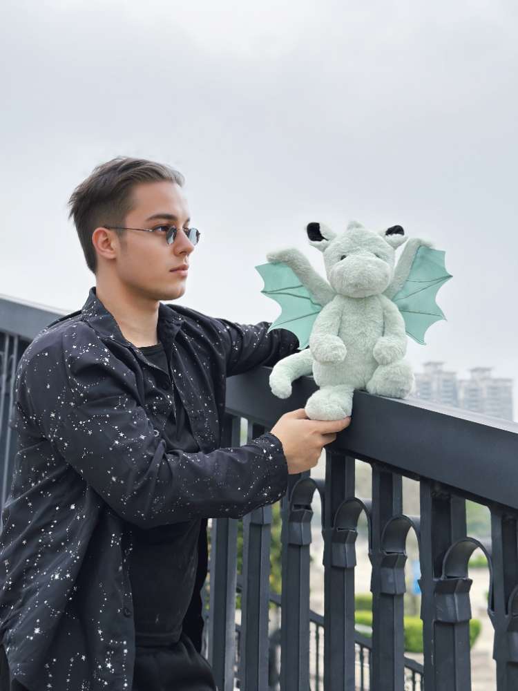 かわいい緑色のドラゴンぬいぐるみ