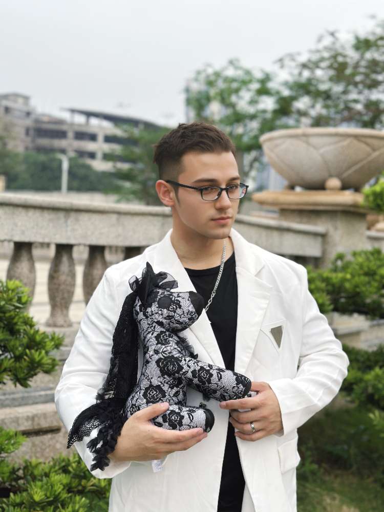 ゴスブラックのぬいぐるみユニコーンを抱きしめる男性