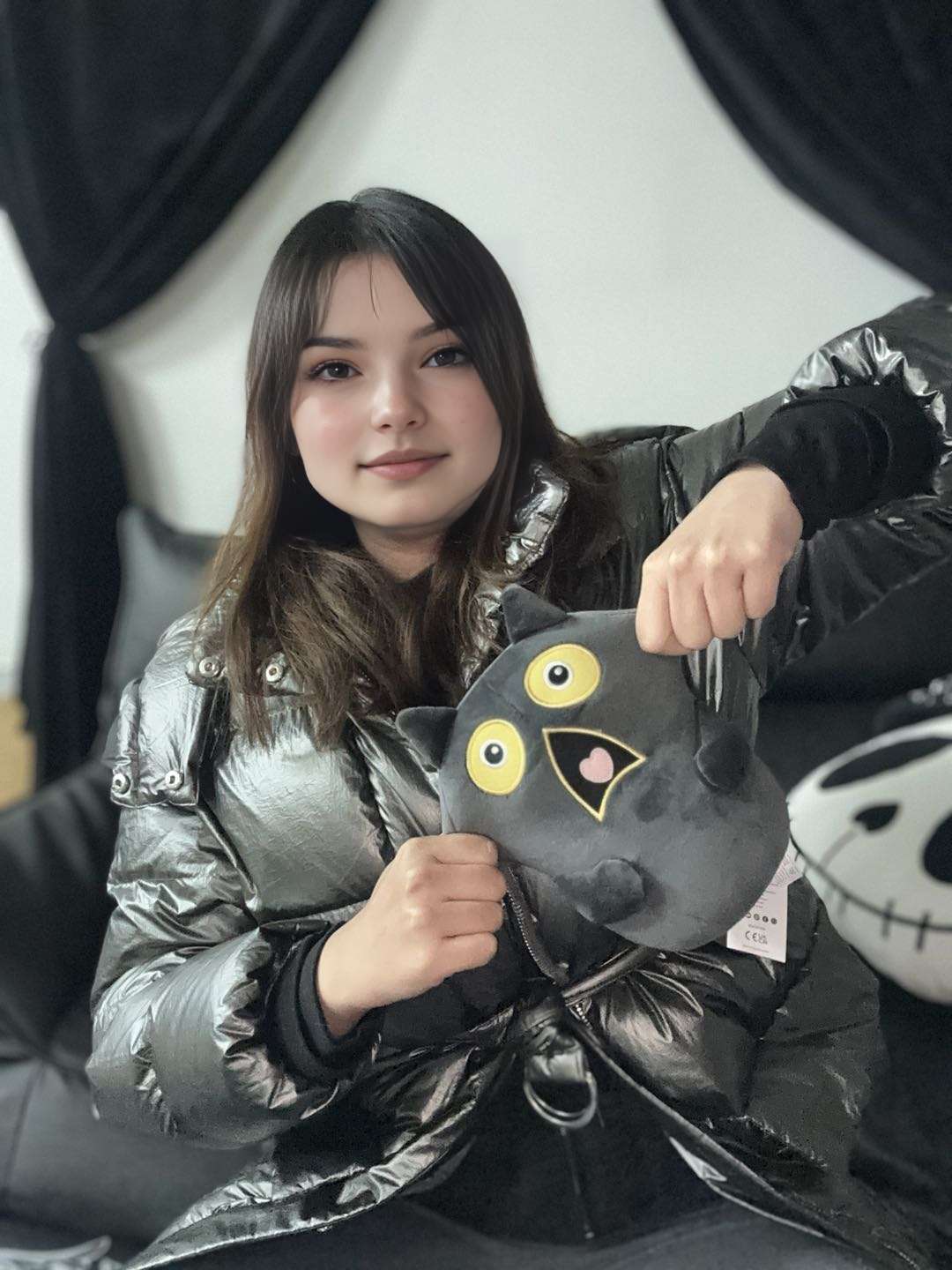 かわいい衝撃的な表情のダークグレーの猫ぬいぐるみ