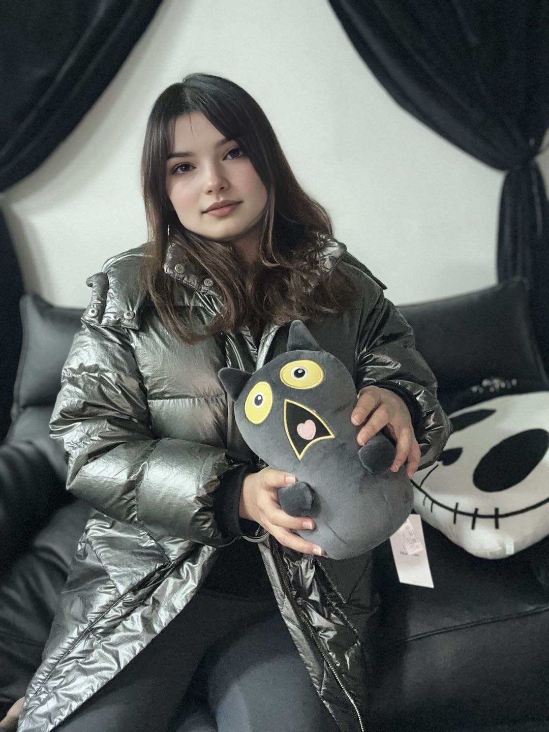 かわいい衝撃的な表情のダークグレーの猫ぬいぐるみ