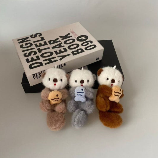 お魚を抱えたカワウソのぬいぐるみキーホルダー