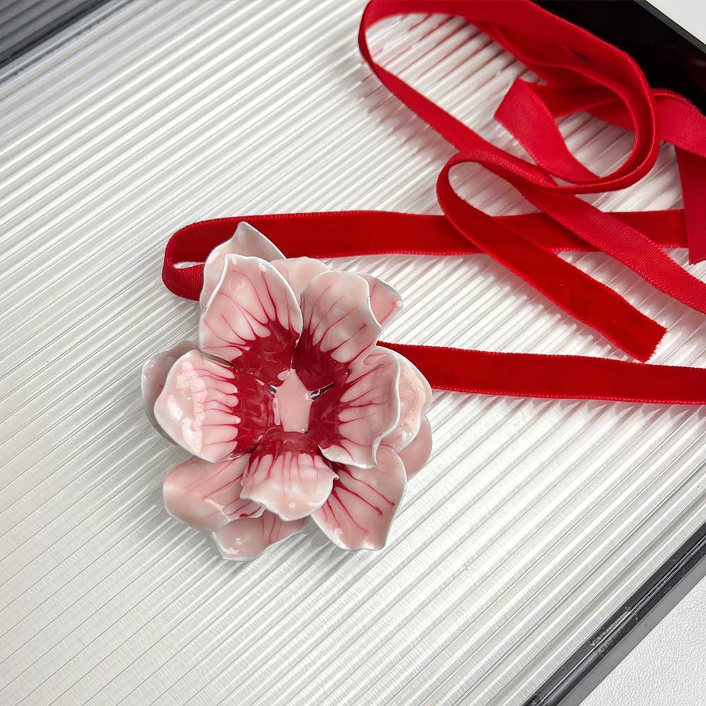 大輪薔薇ベルベット赤 紐 チョーカー可愛い