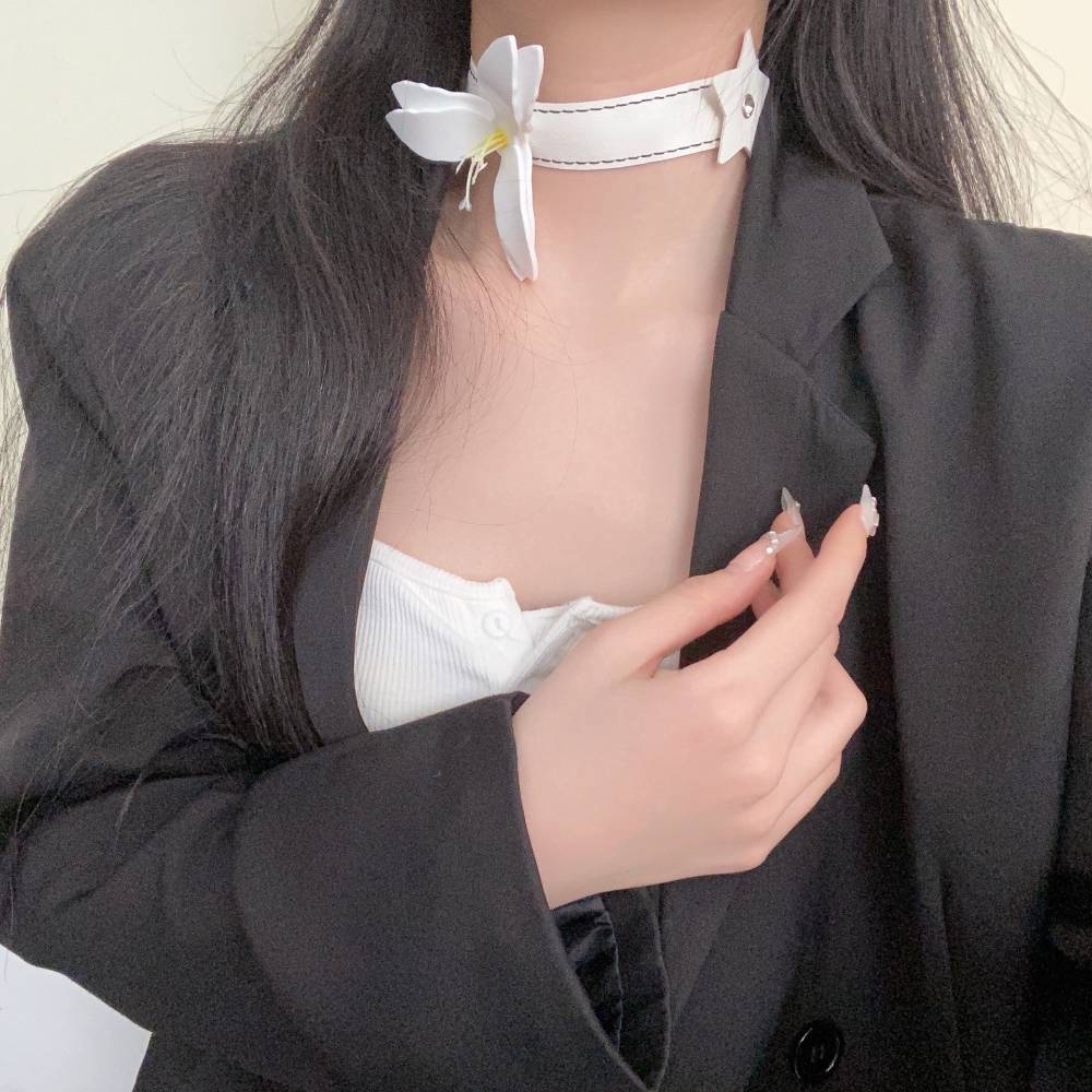 フラワーモチーフ 白 赤 レザー チョーカー