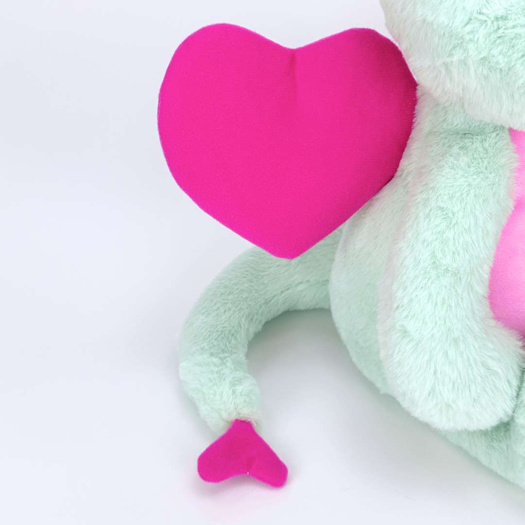 可愛いグリーンドラゴンぬいぐるみピンクのハートの羽付き