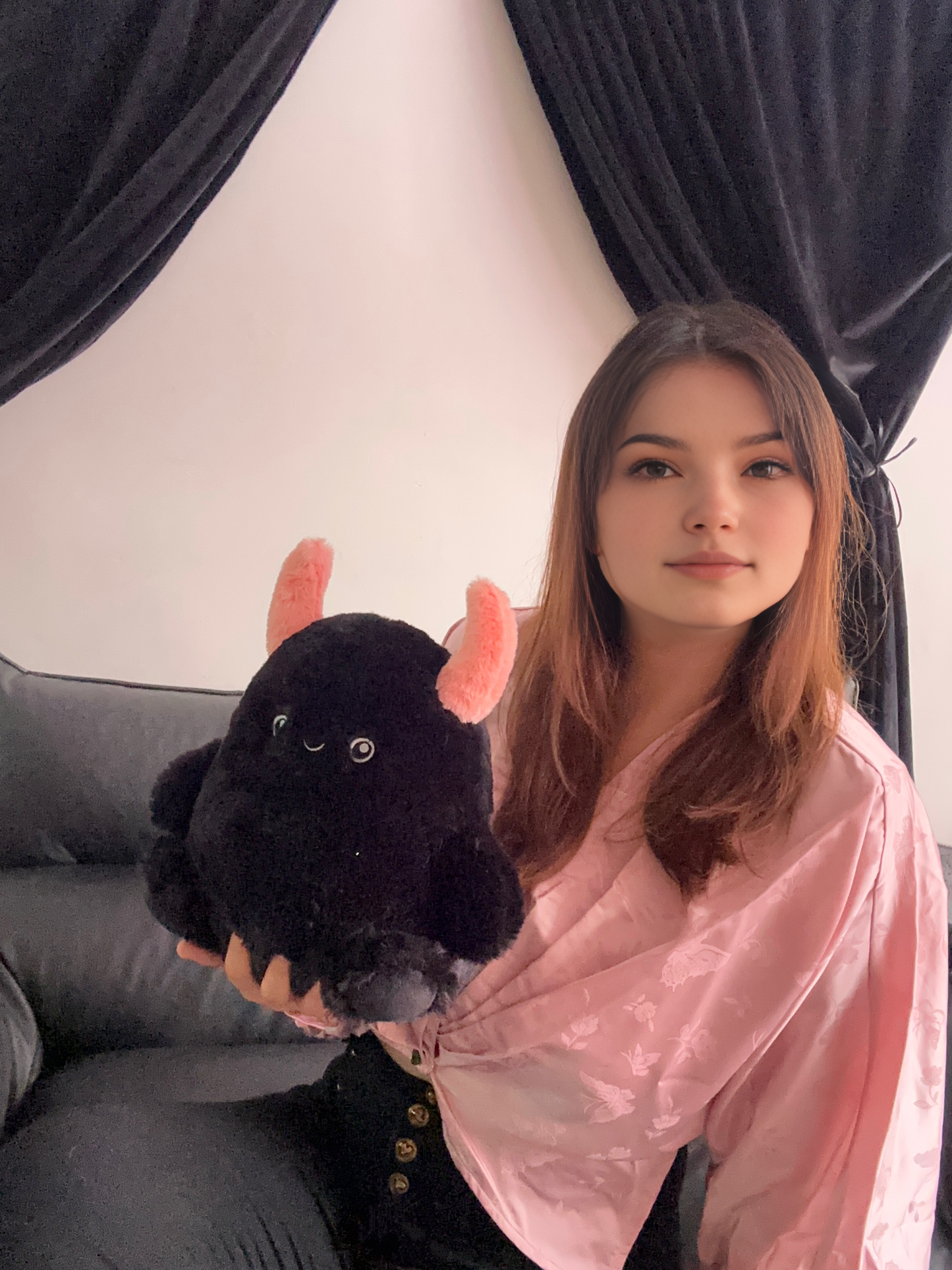 可愛いゴス系の小さい黒いイエティのぬいぐるみ