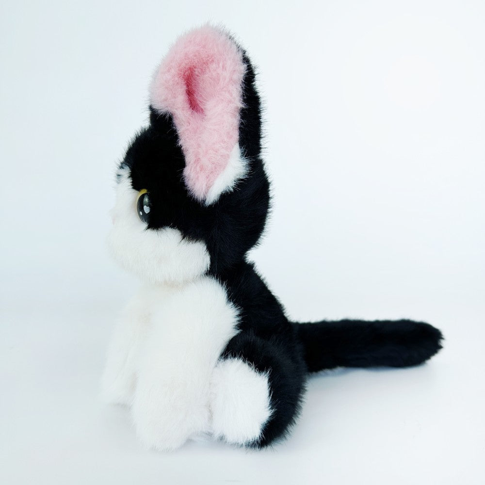 キュートな猫のぬいぐるみ