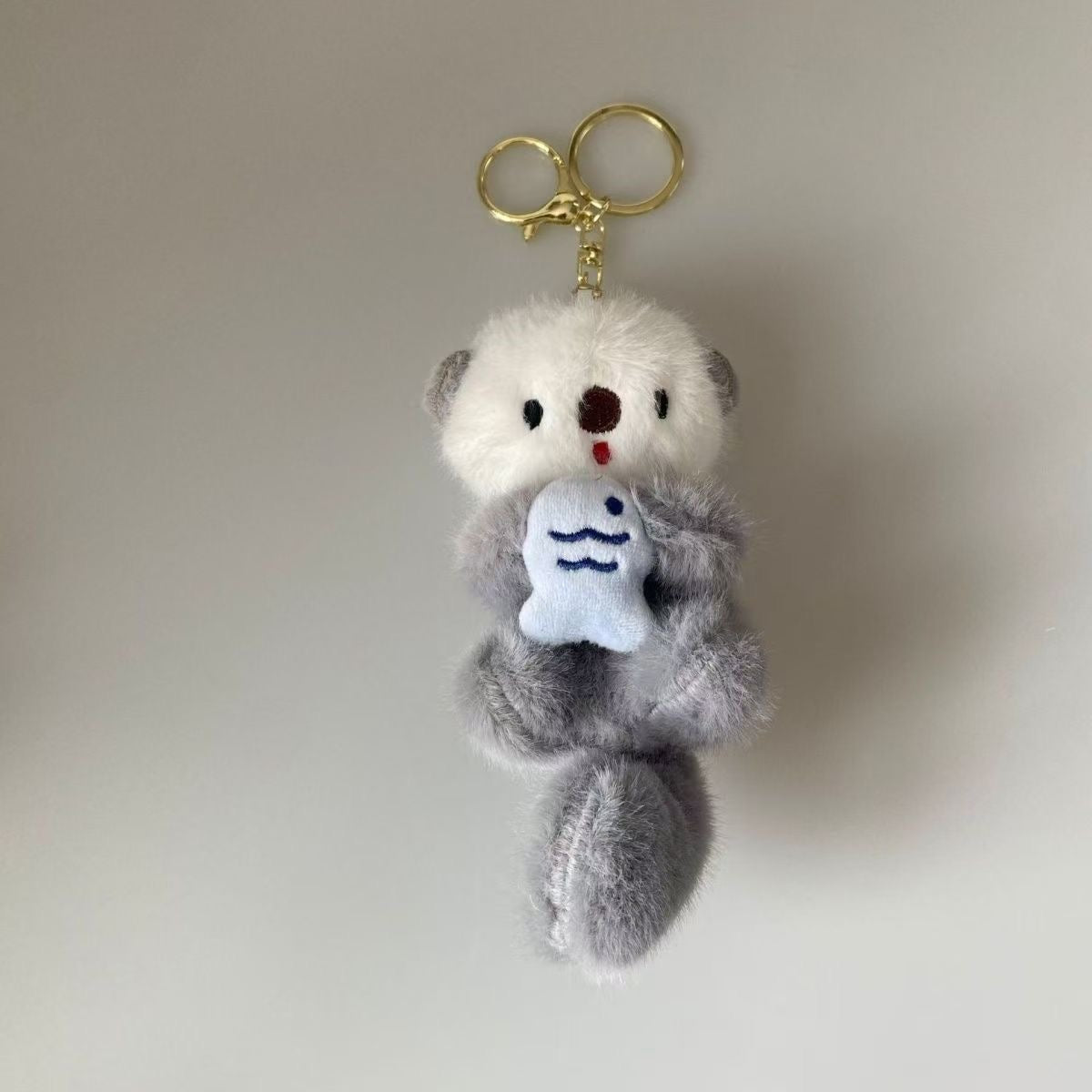 お魚を抱えたカワウソのぬいぐるみキーホルダー