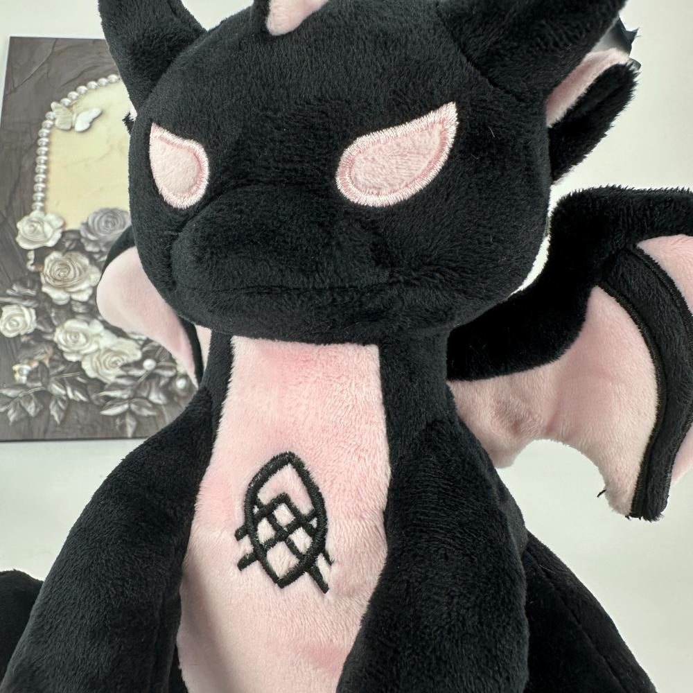 ゴス ブラック＆ピンク ベビードラゴンぬいぐるみ