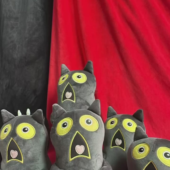 かわいい衝撃的な表情のダークグレーの猫ぬいぐるみ