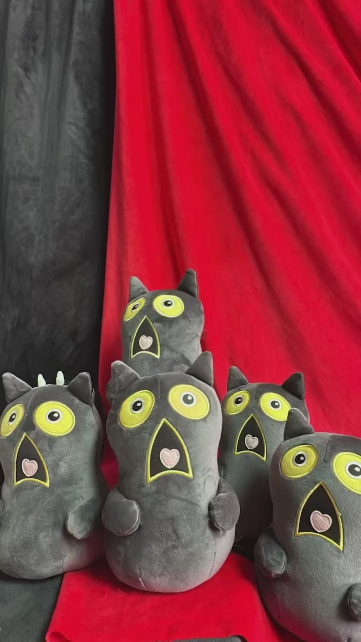 かわいい衝撃的な表情のダークグレーの猫ぬいぐるみ