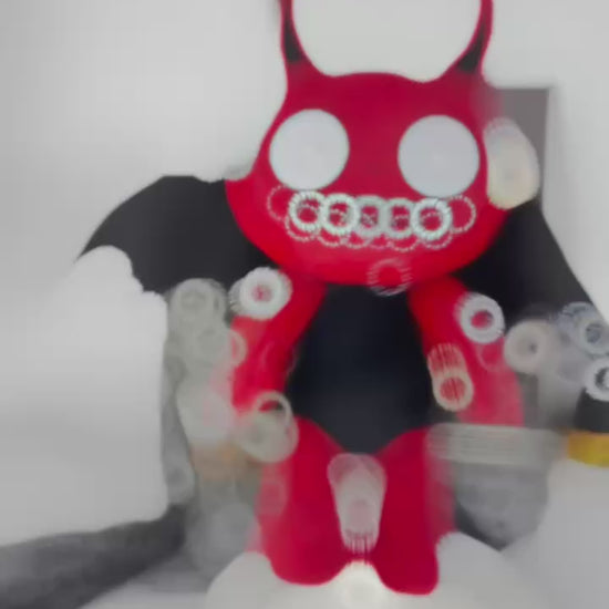 ゴス風の赤と黒のドラゴンぬいぐるみ