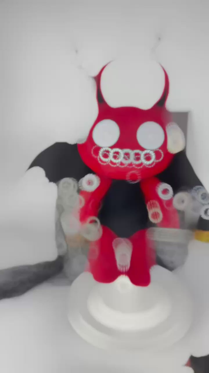 ゴス風の赤と黒のドラゴンぬいぐるみ